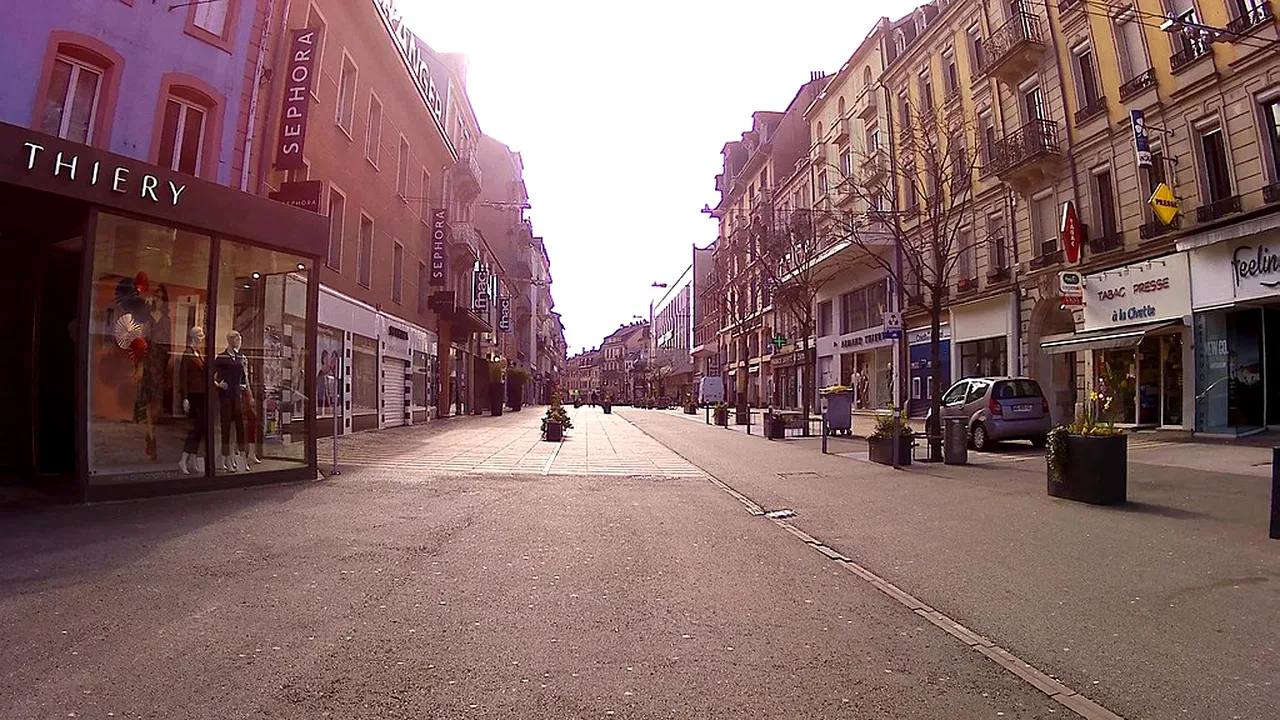 Franţa a renunţat la restricţiile anti-COVID. În ce condiții ar putea fi totuși reintroduse restricțiile