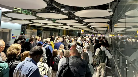 Haosul continuă pe aeroporturile din Marea Britanie. Încă 170 de zboruri au fost anulate miercuri din cauza unei avarii tehnice. Unde s-au reluat operațiunile