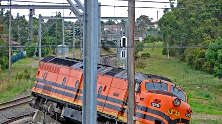 Accident feroviar în Valea Jiului. Un tren a deraiat și a ajuns pe șoseaua orașului Petrila! (VIDEO)