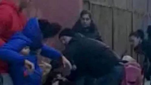 VIDEO ȘOCANT: Trei femei se bat și se înjură în curtea unei școli din România în fața copiilor lor. Conducerea școlii a aflat de bătaie din presă