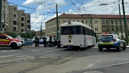 O șoferiță din Timișoara a intrat cu mașina într-un tramvai. Circulația în zona accidentului a fost blocată