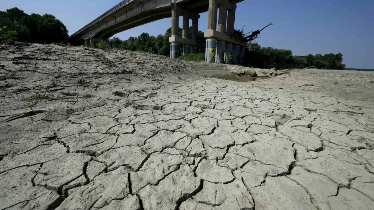 SECETA din România a lăsat fără apă zeci de localități. Sătenii sunt nevoiți să care apă de la fântâni aflate la zeci de kilometri distanță