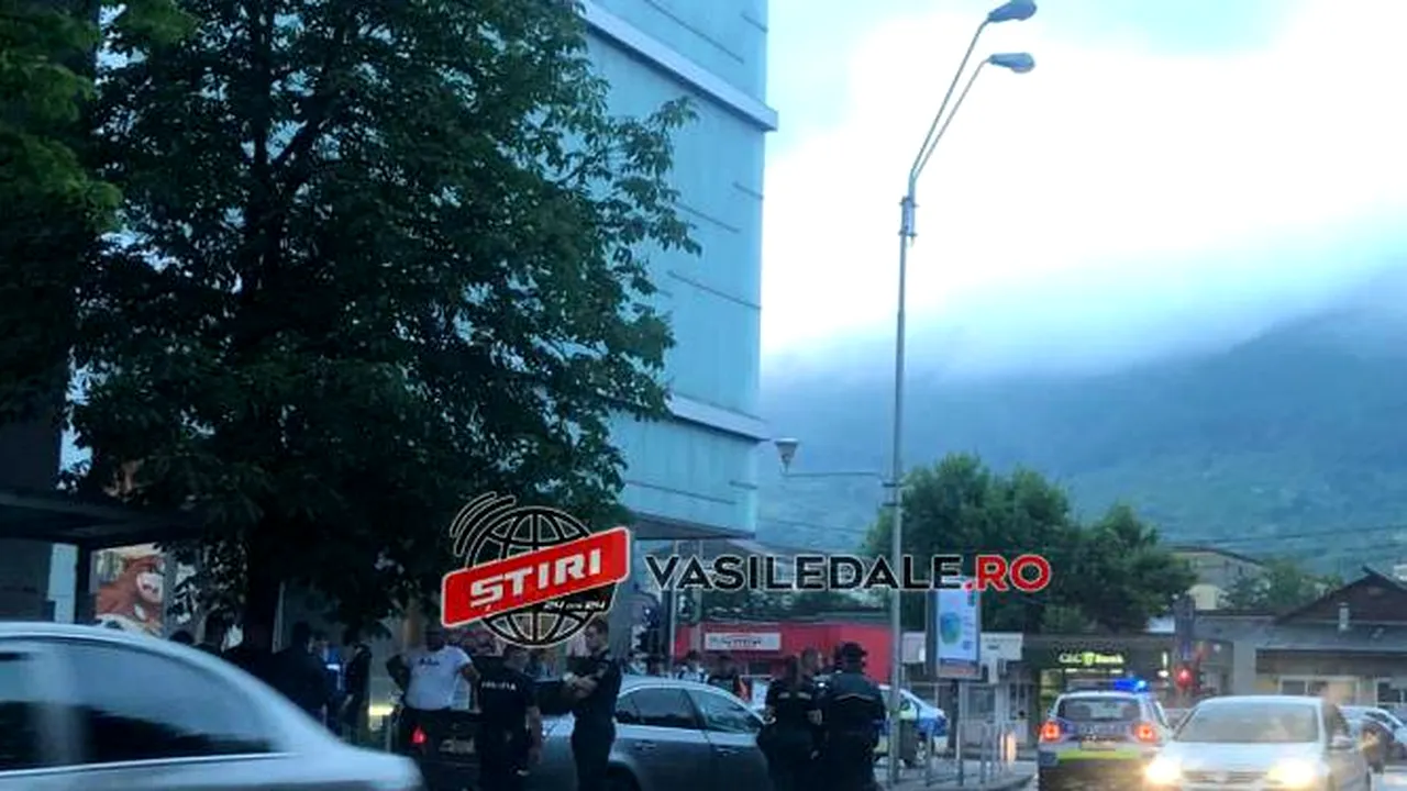 Doi tineri, soț și soție, au fost spulberați de un BMW într-o stație din Baia Mare. Femeia a rămas fără un picior (VIDEO)