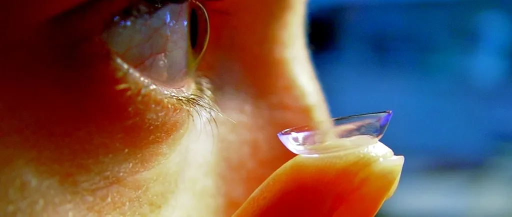O bacterie care provoacă orbirea amenință milioane de oameni care poartă lentile de contact