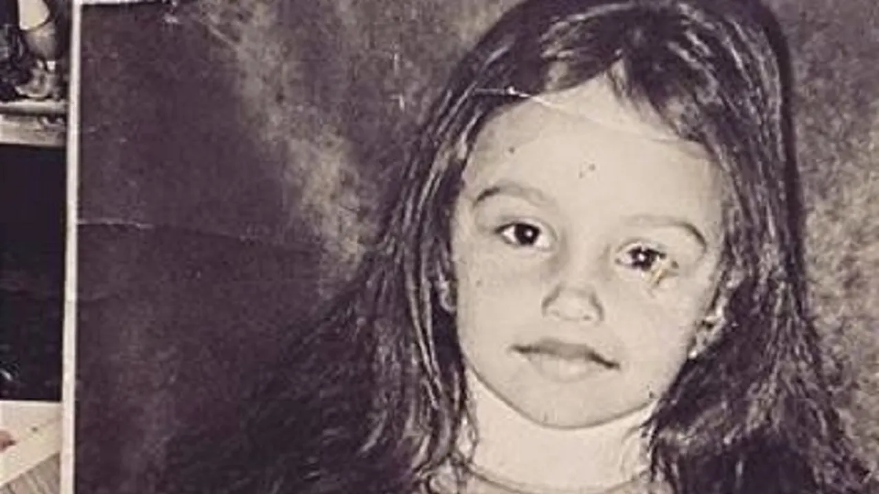 Recunoașteți fetița din imagine? Astăzi este una dintre cele mai cunoscute românce la nivel internațional