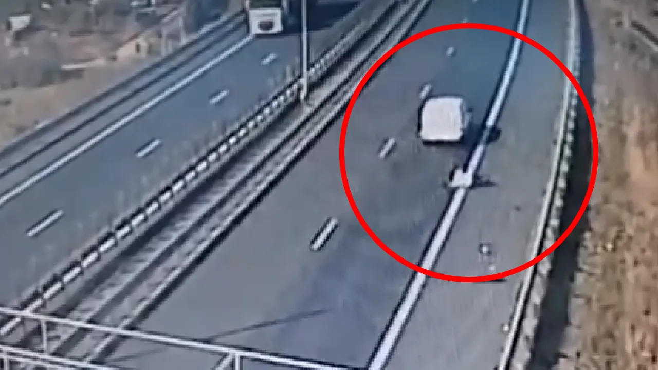 Ipoteză șocantă în incidentul de pe Autostrada A1: Bărbatul care a căzut dintr-o DUBĂ ar fi sărit singur