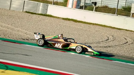 „Nu credeam că ajung aici”. Mărturia EMOȚIONANTĂ a primului pilot român de Formula 4 din Orient