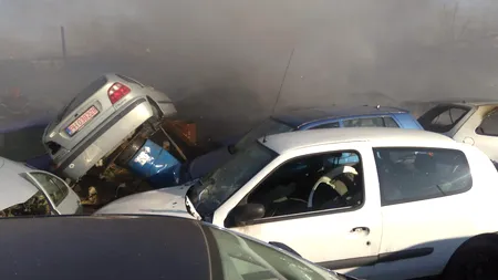 Incendiu MASIV în Prahova. Flăcările au cuprins un parc de dezmembrări 