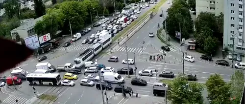 VIDEO | Un tramvai a intrat în mai multe mașini, la intersecţia Şos. Pantelimon cu Morarilor. Impactul a fost surprins de o cameră de supraveghere