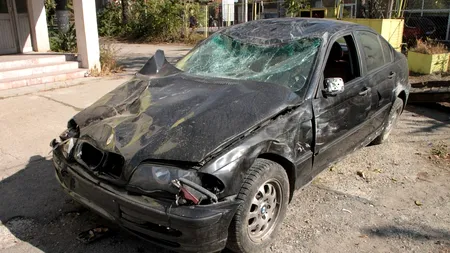 Localitate din Vâlcea, lăsată fără curent după ce un șofer cu permisul suspendat a lovit cu mașina un stâlp