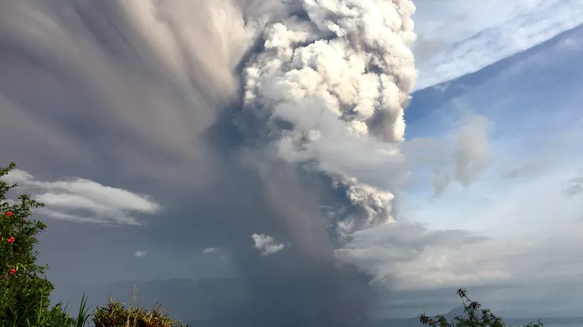 Erupția unui vulcan din Filipine: Aproape jumătate de milion de oameni sunt evacuați  - VIDEO 