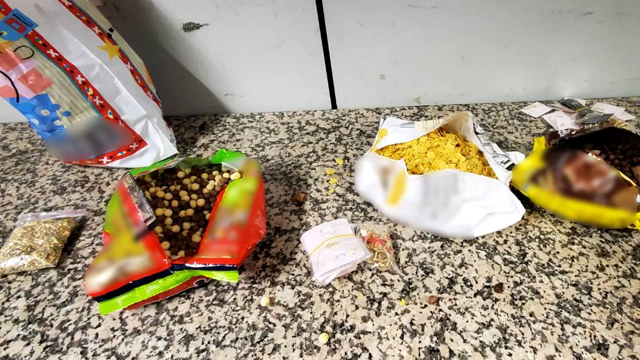 Aproximativ 4 kg de bijuterii, descoperite ascunse în pungi cu cereale, la Aeroportul Henri Coandă - FOTO