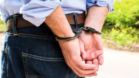 Bărbat de 70 de ani, prins în FLAGRANT când fura un telefon și un portofel dintr-un cărucior