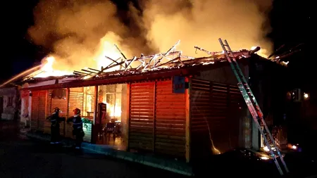 Un magazin și un bar din Timiș au fost distruse de un incendiu provocat de un scurt circuit electric - FOTO