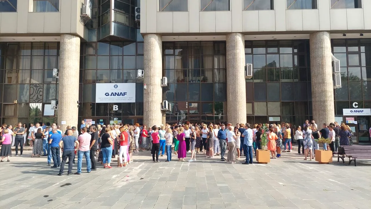 Mii de angajați de la Finanțe, proteste spontane la sediul mai multor administrațiile fiscale din țară. Urmează greva generală?
