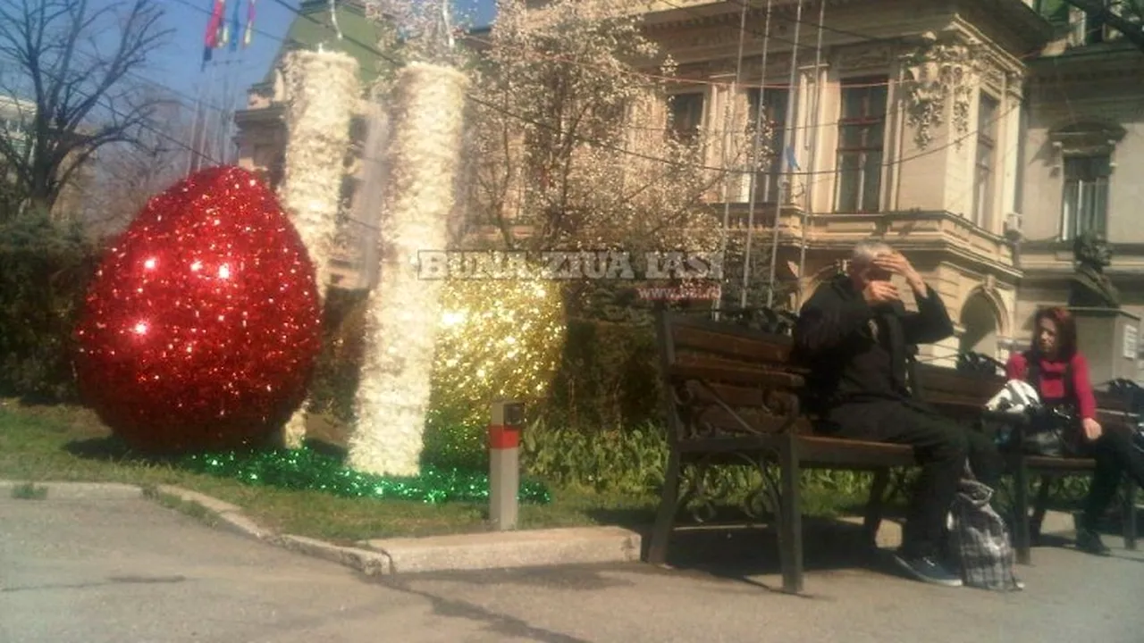 Cât au costat cele două ouă gigant, colorate în roșu și galben, montate în fața Primăriei Iași
