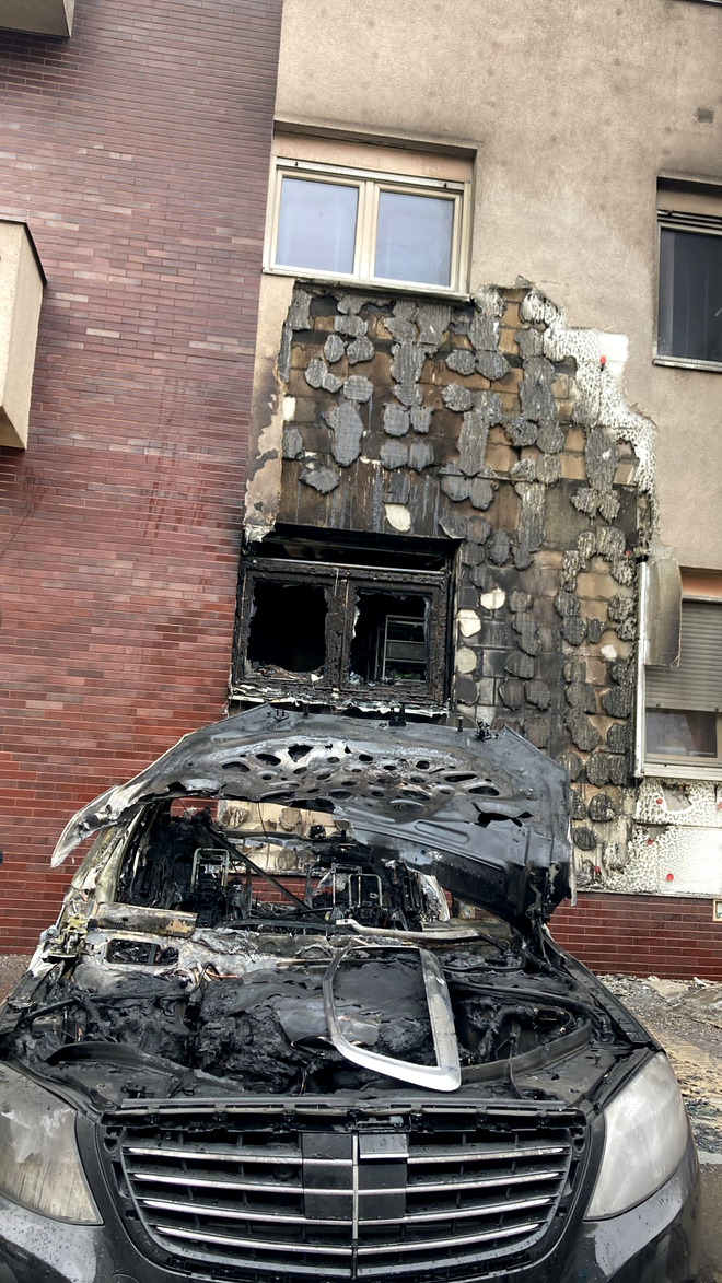 VIDEO - Incendiu puternic într-un cartier exclusivist al Capitalei. O mașină a luat foc, iar flăcările s-au extins și la blocul lângă care era parcată / Șapte persoane au fost evacuate