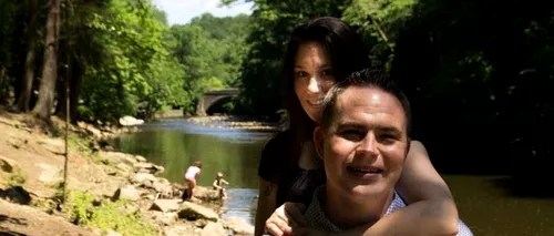 Doi viitori miri își fac pozele de logodnă lângă un râu. ESTE INCREDIBIL ce se întâmplă în spatele lor - iată continuarea