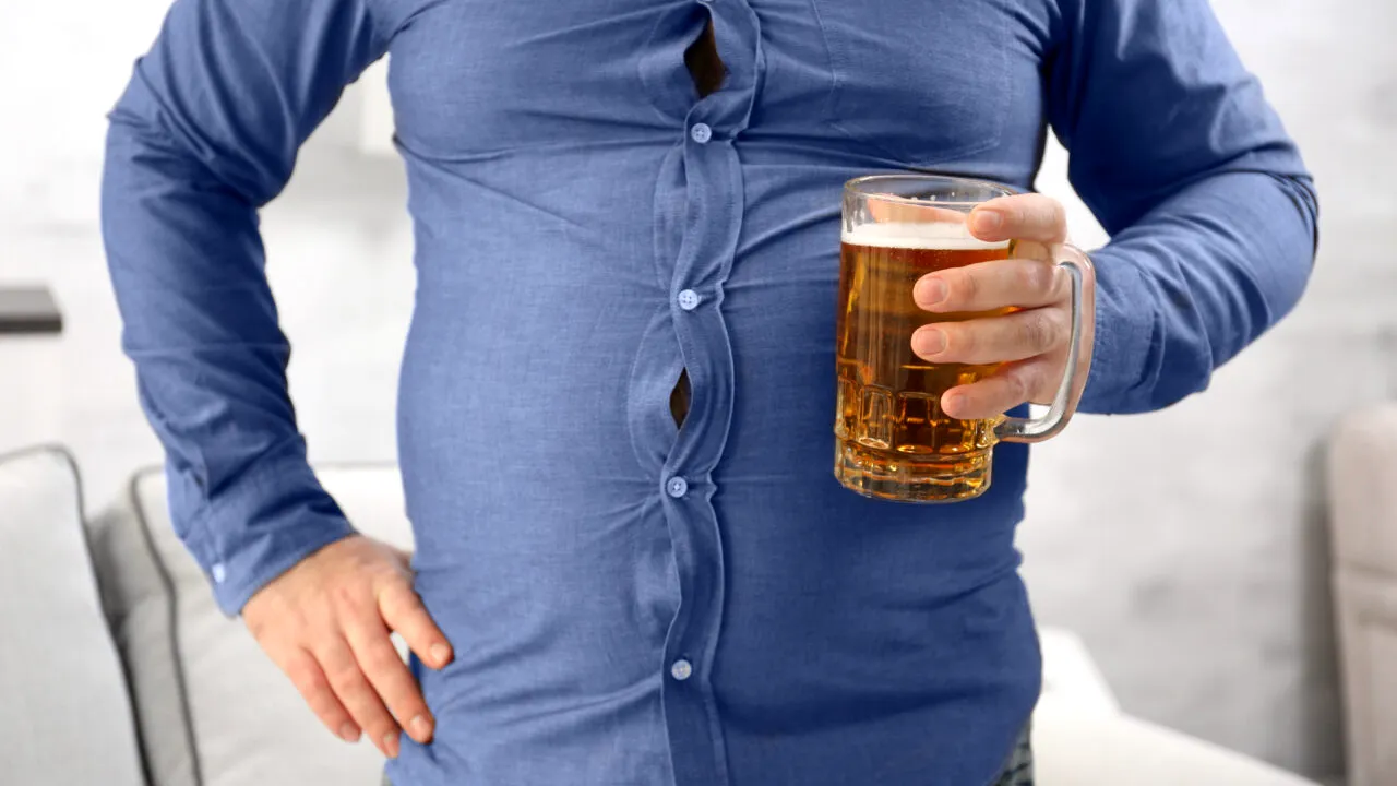 De ce bărbații care consumă alcool fac BURTĂ? Explicațiile unui medic