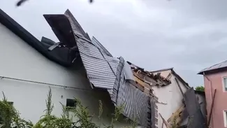 Acoperișul unui bloc din Focșani a fost smuls de vânt și împrăștiat pe două străzi. Construcția a căzut peste mai multe case și mașini