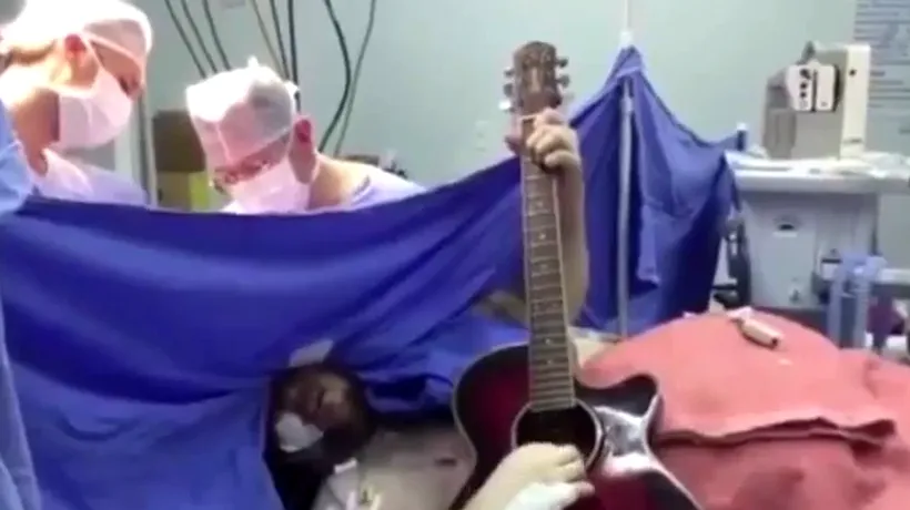 Un bărbat din Brazilia a cântat la chitară în timp ce medicii îl operau pe creier