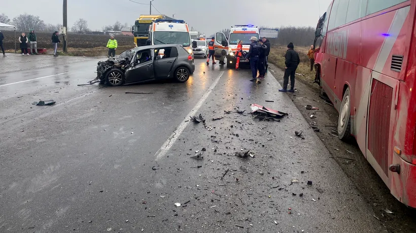 FOTO | Două persoane au murit după impactul dintre un autoturism și un autocar pe DN 2, în Ialomița