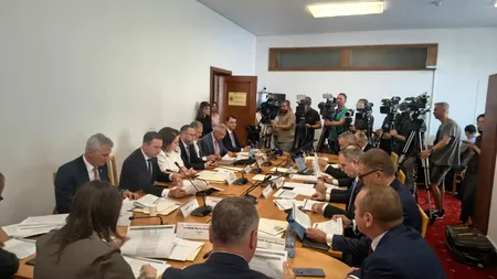 Deputaţii au votat în Comisia de Buget o acciză la carburanţi care să varieze între 5-25%. Senatorii au instituit 