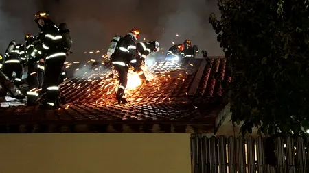 VIDEO UPDATE | Intervenție de amploare la un incendiu la patru locuințe din Sectorul 5. În poduri sunt depozitate materiale combustibile
