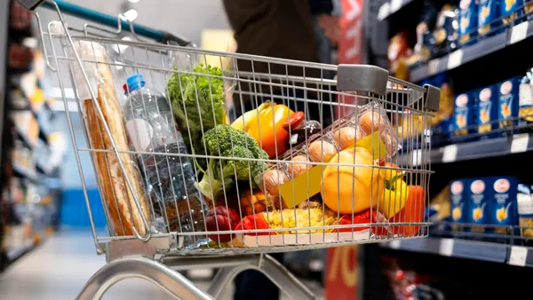 Cum poți economisi bani pe bonul fiscal de la alimente și să mănânci sănătos, potrivit experților