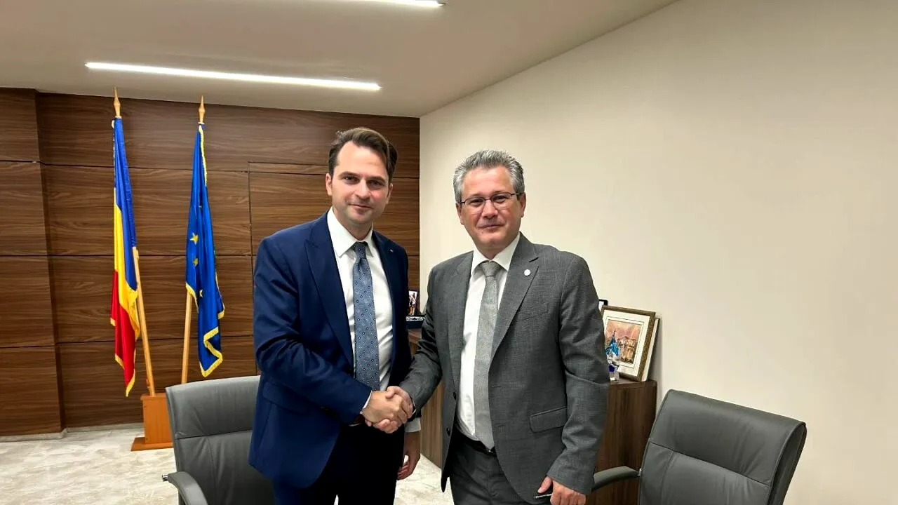Sebastian Burduja anunță semnarea a 3 contracte care vor dezvolta capacități de producere a ENERGIEI din surse REGENERABILE pentru autoconsum