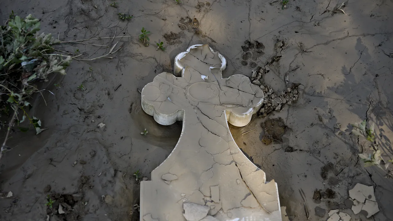 Cimitirul din Bascov - distrus de furia apelor: 