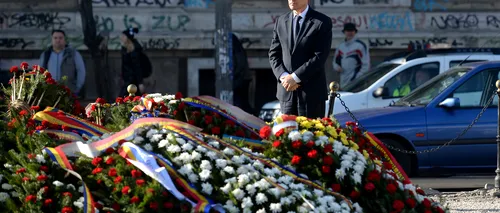 Cioloș a depus o coroană de flori la monumentul din Piața Universității dedicat victimelor Revoluției