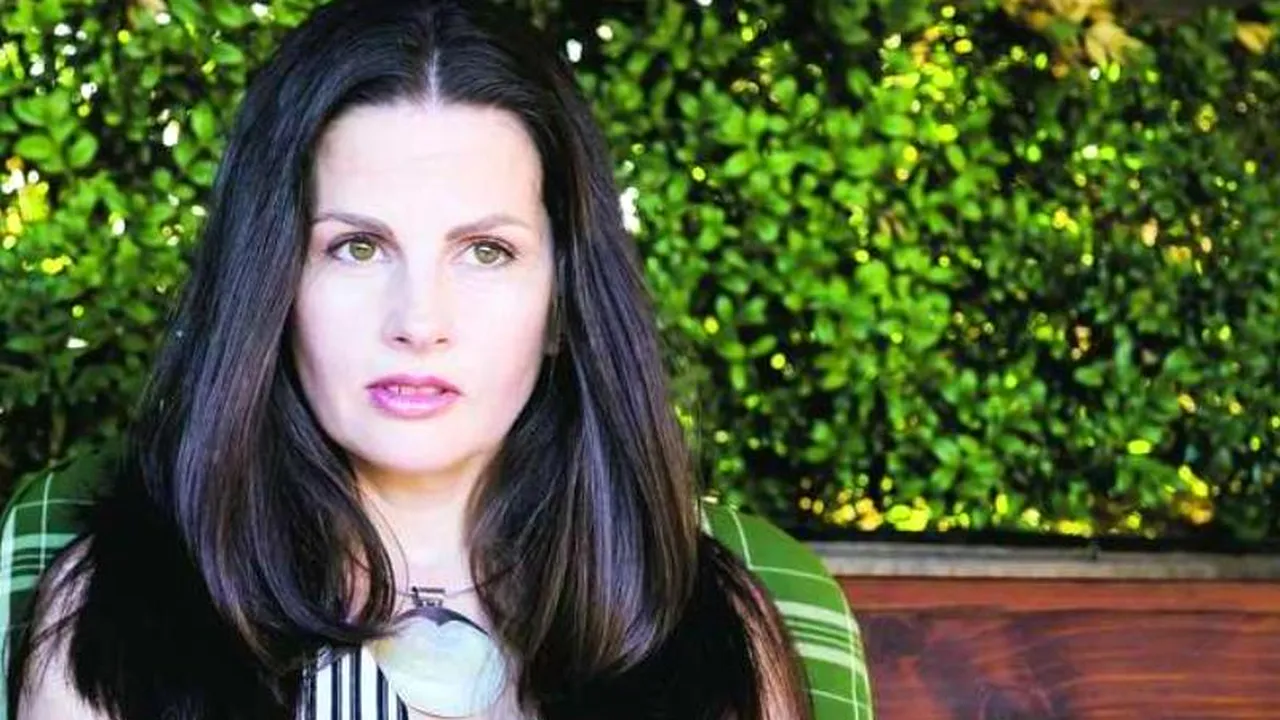 Avertismentul unui lector universitar: A-i pune copilului la dispoziție tehnologie și a-l abandona în mediul online este ca și cum l-ai lăsa singur la piscină