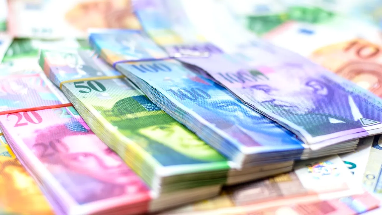 Românii cu credite în franci elvețieni ar putea primi înapoi banii din diferența de curs. Ce a decis o instanță din țară și care a fost reacția bancherilor