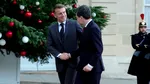Nicio deplasare fără gafe. Nicușor Dan s-a învârtit pe loc în prezența președintelui Macron, derutat de locul în care trebuie să facă poza. În final, președintele francez i-a arătat calea corectă. Administrația prezidențială a tăiat momentul din filmare