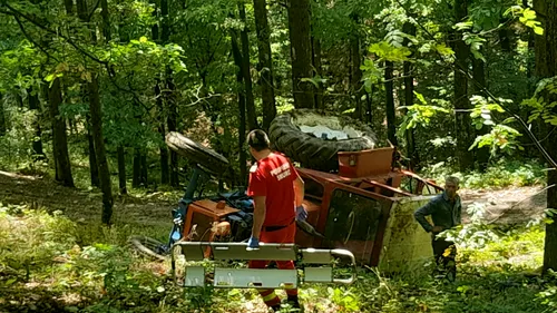 Un tractorist din Gorj a murit după ce utilajul pe care îl conducea s-a răsturnat peste el, pe un drum forestier