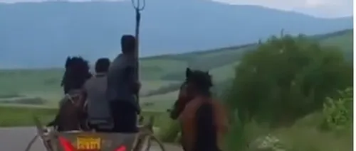 #cugandullaanimale. Imagini revoltătoare în Covasna: Un tânăr lovește cu furca un cal 