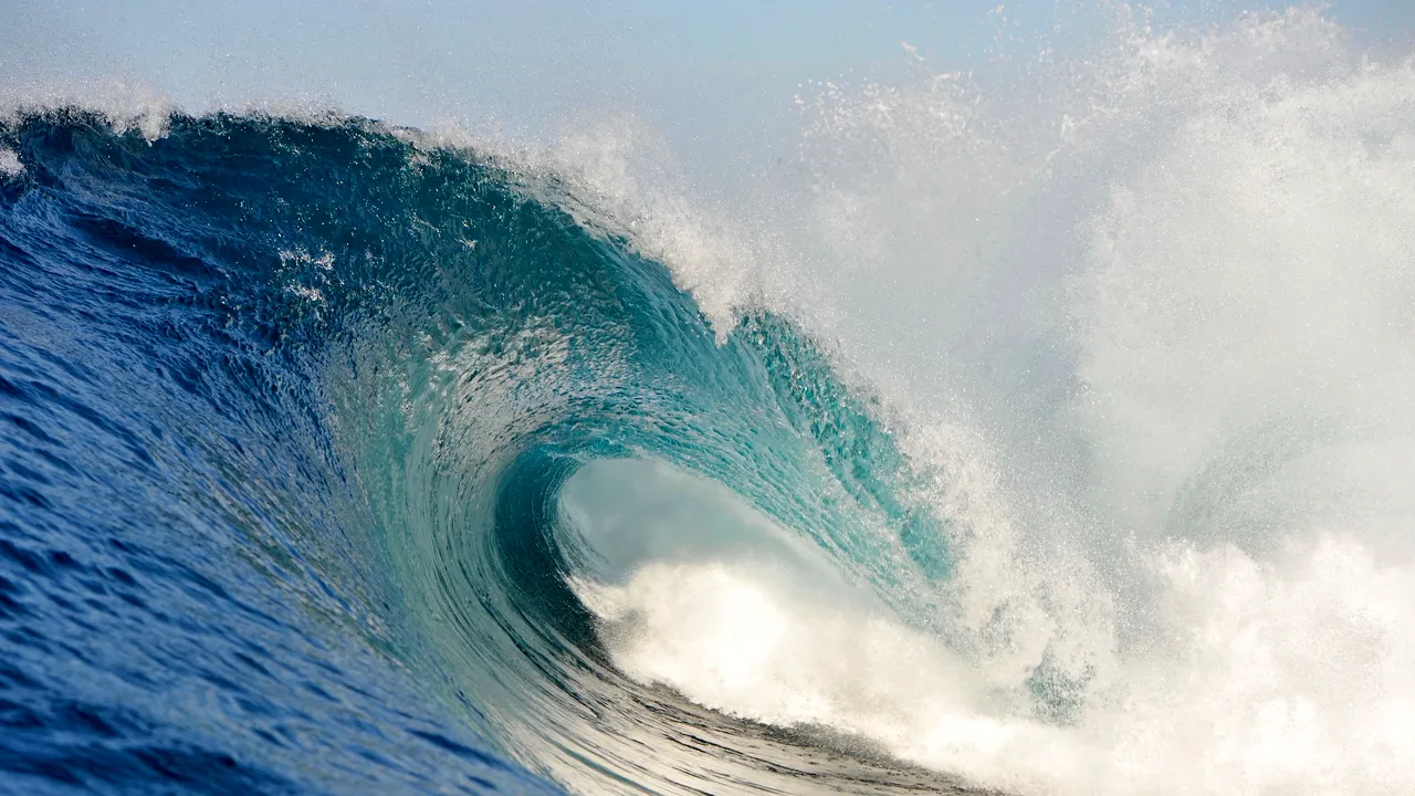 Valuri de 10 METRI mătură balcoanele unui hotel din TENERIFE
