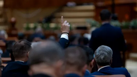 REGULAMENTUL Senatului, modificat: Până la alegerea Biroului permanent, plenul va fi condus de senatorul cu cele mai multe mandate exercitate