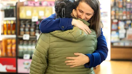 După fiascoul repatrierilor, Oana Țoiu i-a primit pe românii întorși din Orient pe Otopeni cu îmbrățișări: „Nu ne vom opri până nu discutăm cu fiecare dintre părinții îngrijorați”