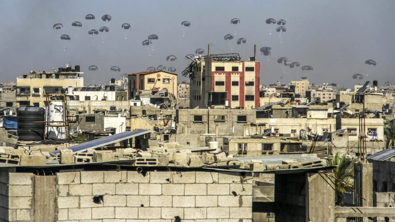 Un copil de 13 ani a MURIT în Gaza, lovit de un pachet cu ajutoare. Băiatul supraviețuise unui bombardament care i-a ucis familia