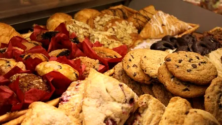 Cele 7 alimente pe care trebuie să le eviți. Românii le adoră, dar îngrașă și distrug sănătatea