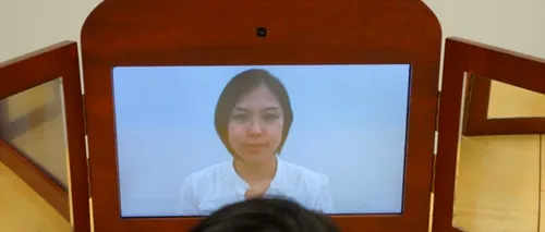 Un student japonez a inventat oglinda care îți schimbă expresia feței - VIDEO