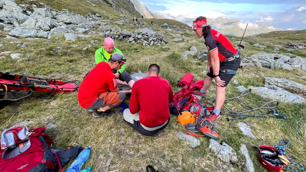 GALERIE FOTO | Cum au fost salvați doi turiști din Făgăraș, din zona lacului Călțun: „Elicopterul nu a reușit să treacă munții”