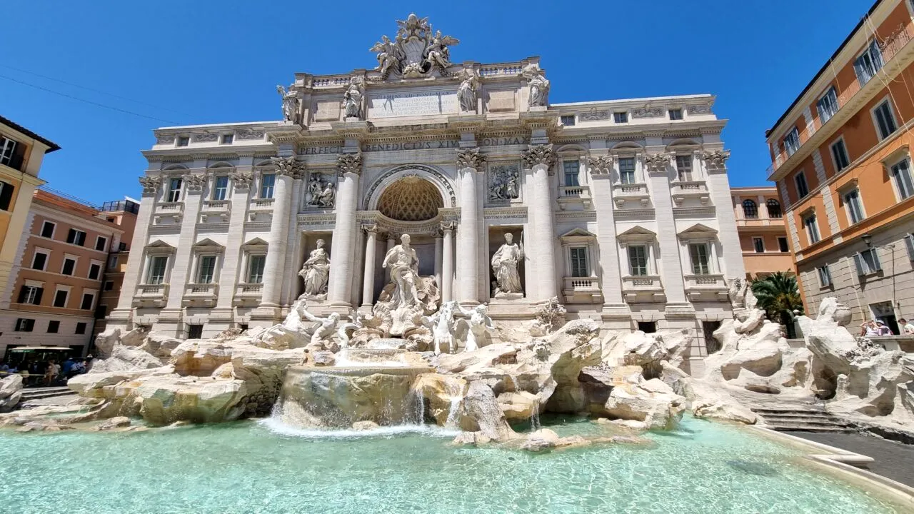 Fontana di Trevi cea mai cunoscuta fantana arteziana din Roma 2 