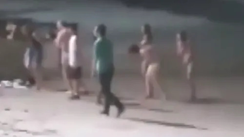„Drumul rușinii pentru niște turiști: După ce au vrut să facă o baie nocturnă goi în mare, niște turiști au fost forțați de poliție să părăsească plaja în costumul Evei și al lui Adam - VIDEO