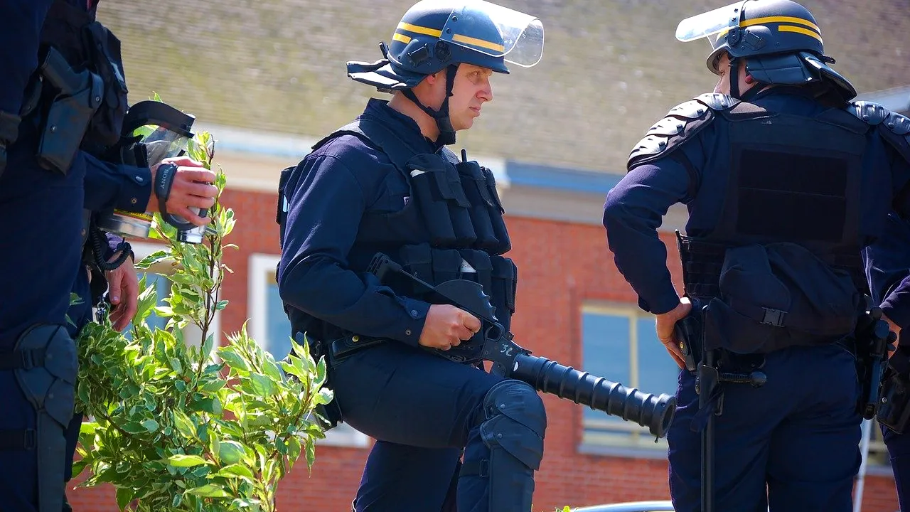 Paris: Două persoane au murit după ce poliția a deschis focul asupra unei mașini