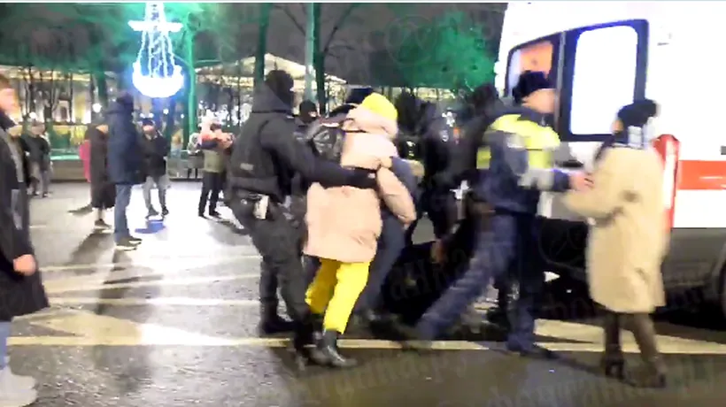 VIDEO | Zeci de ruși, ridicați de poliție în noaptea de Revelion chiar de pe stradă