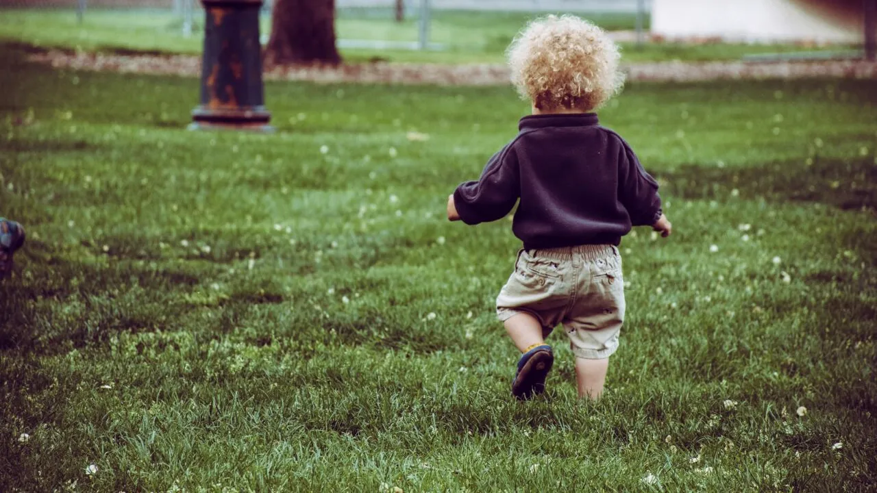 Se întâmplă în România! Un copil de nici 2 ani ar fi plecat dintr-o grădiniță. A fost găsit de o tânără pe stradă