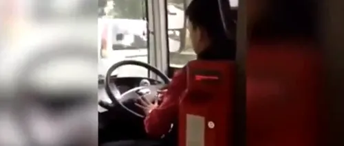 Șofer de autobuz, concediat pentru ca și-a tăiat unghiile în timp ce conducea. VIDEO